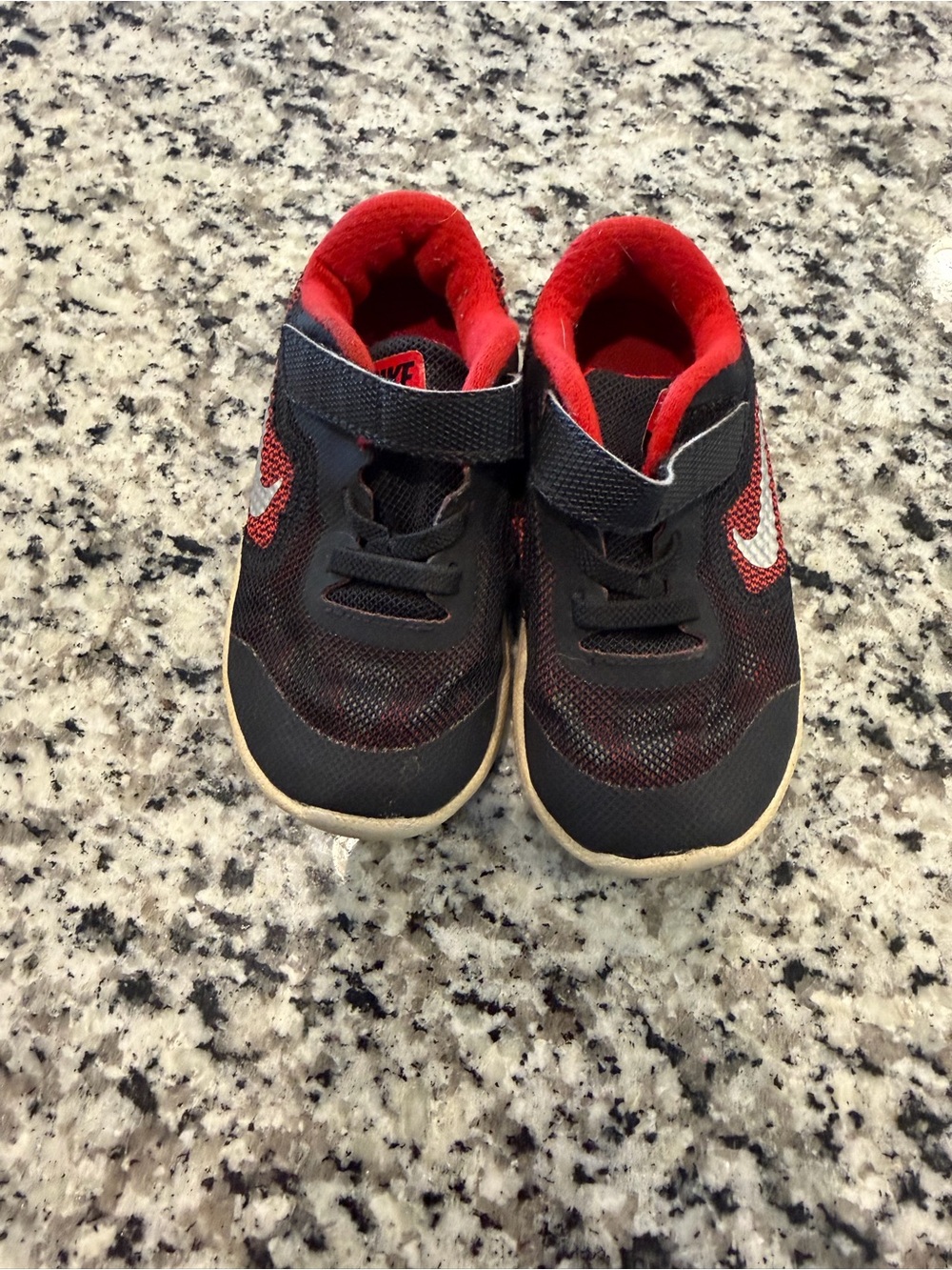Nike Kids Black and Red Low-Top Sneakers